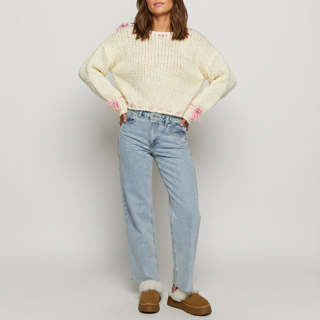 Pulower damski dzianinowy z odkrytym ramieniem i kokardkami | Na co dzień